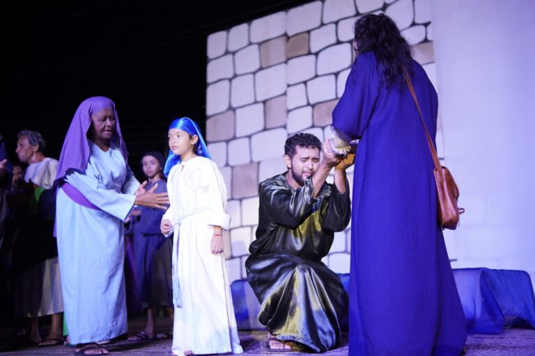 Tradicional Peça “Paixão de Cristo” Encanta Público no Bairro Monte Castelo